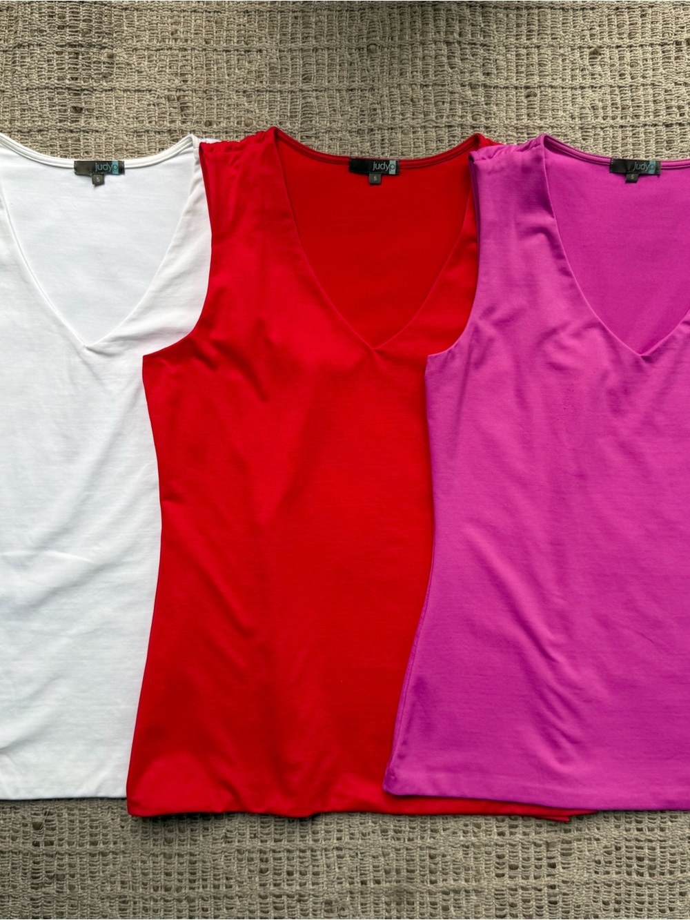JudyP Lot of 3 - Sleeveless V Neck Tops White Red Pink Size Small